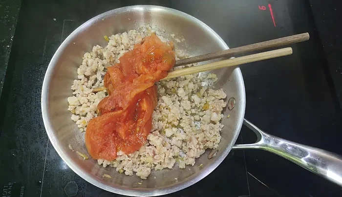 Stir-fry the chopped tomatoes until almost done.