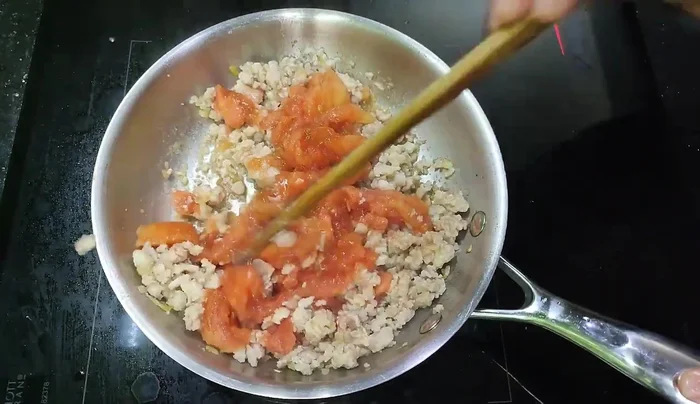 Add a few more spoons of tomato sauce and a little more water if needed.