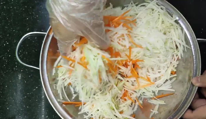 Grate kohlrabi and carrots together.