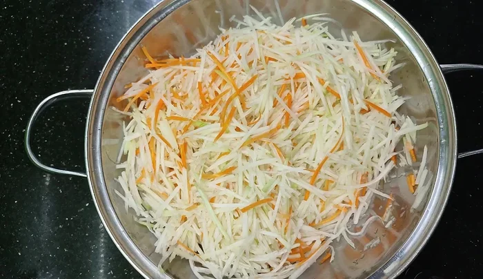 Mix kohlrabi and carrots. Add a little salt and sugar to prevent excess water release and maintain crunchiness.