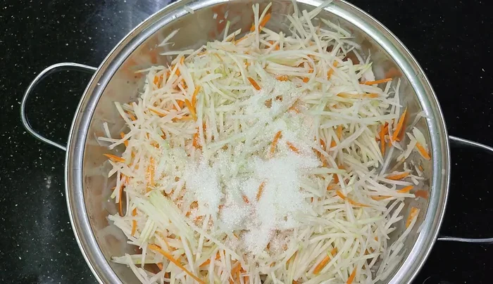 Squeeze the mixture for 15-20 minutes to release water and pungent smell.