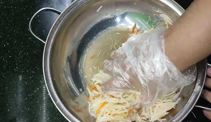 Discard the squeezed water.
