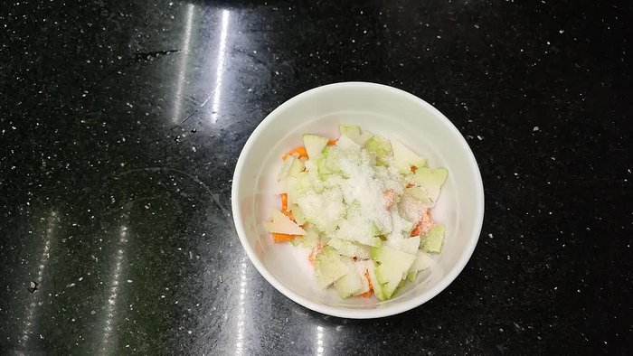 Thinly slice the kohlrabi and carrots. You can even carve flowers if desired.