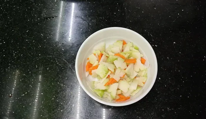 Drain all the water from the marinated kohlrabi and carrots.