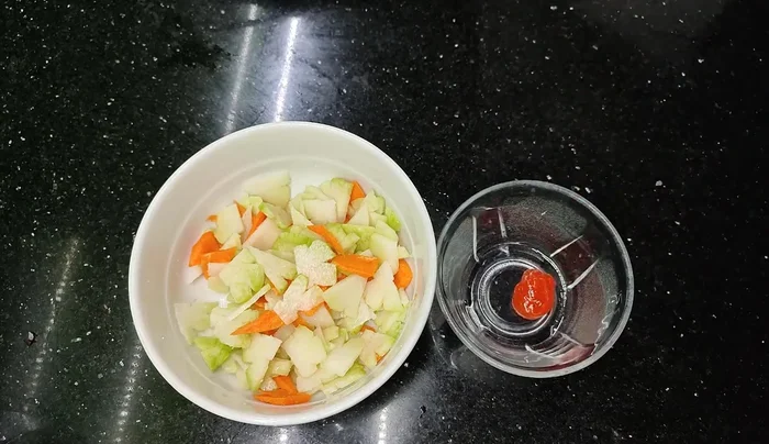 Prepare the sauce: Mix a small amount of chili (or chili sauce), salt, sugar (three parts sugar to one part salt), and fish sauce (optional).