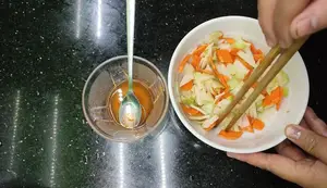 Crispy Kohlrabi and Carrot Salad (Su Hao Bop Chua Ngọt)