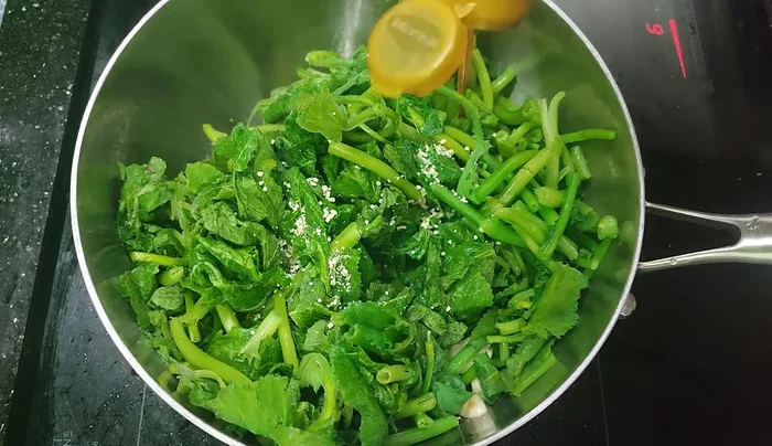 Add sesame seeds and oyster sauce.