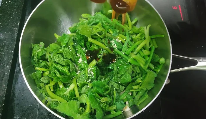 Stir-fry using a large wok/pan to maintain the pumpkin's vibrant green color.
