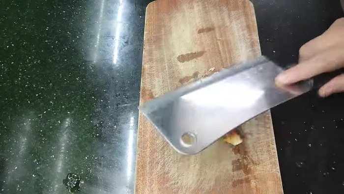 Finely chop the young parts of lemongrass and galangal.