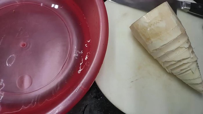 Remove old parts from bamboo shoots, wash, and separate the soft white inner part. Slice the old parts thinly, and slice the soft parts according to your preference.