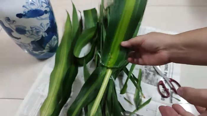 Pin the leaves around the mouth of the vase to cover it.
