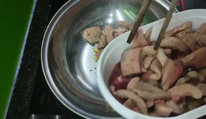 Add the cleaned pork heart and kidney (or shrimp/seafood) and stir-fry.