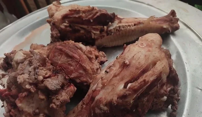 Marinate the pig cheeks. Add marinade sauce and oyster sauce, mixing well to coat the meat evenly. Let it marinate for at least half an hour; refrigerating overnight is recommended for optimal flavor.