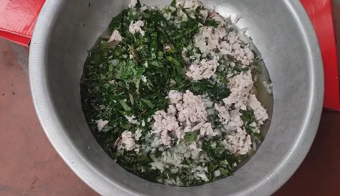 Chop and prepare caul fat (previously boiled). Add filtered water to adjust the blood's saltiness. (26.599)