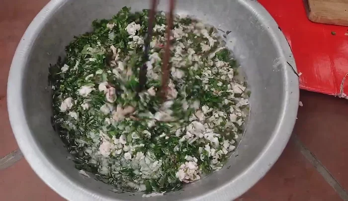 Mix the blood with water (ratio 1:1 or 1:2 depending on desired thickness). Add MSG; avoid other spices as the blood is already salty. (34.079)