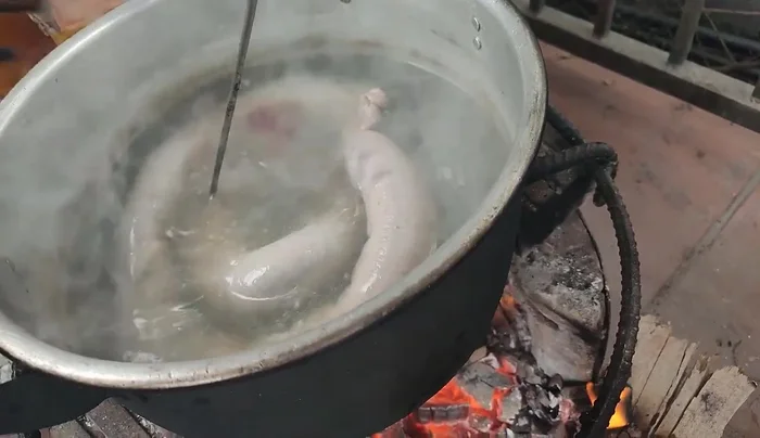 Boil the stuffed intestines slowly in a pot with the lid slightly open; poke holes to release steam. Boil until cooked and no longer leaks. (87.64)