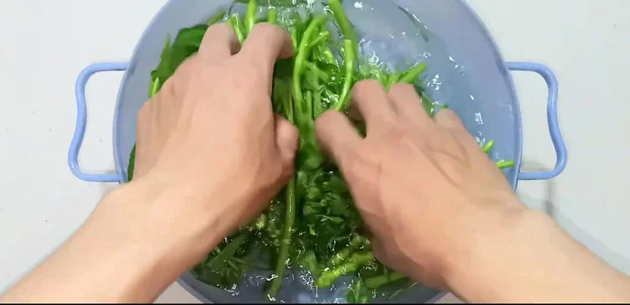 Soak rice noodles in water.