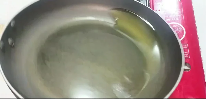 Fry the fish cakes: Heat cooking oil in a pan. Fry fish cakes until fragrant and lightly golden on both sides. Cut into strips after cooling slightly.
