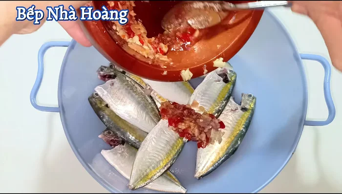 Wash the fish and marinate it with more than half of the ground garlic and chili peppers, MSG, seasoning powder, fish sauce, chili sauce, caramel (or cooking oil and sugar), and ground pepper. Marinate for 20 minutes.