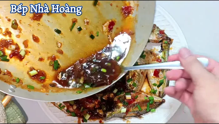 Turn off the heat. Place the fish on a plate and pour the braising liquid over it.