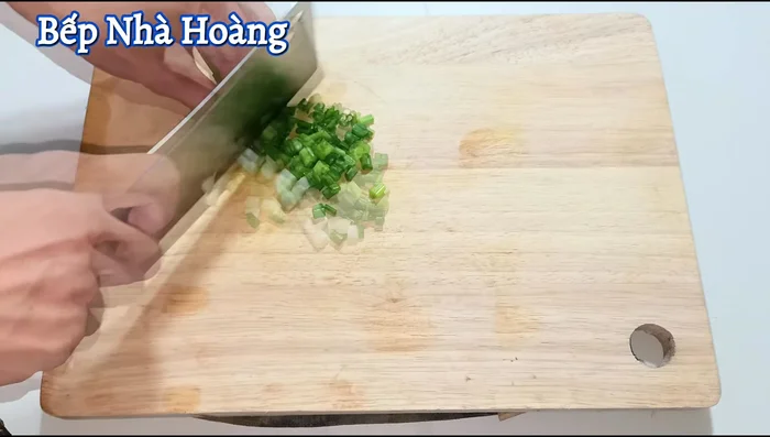 Cut green onions, chili peppers, garlic, and shallots into small pieces. Grind them in a mortar with a spoonful of sugar for easier pureeing.