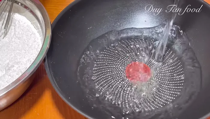 Make dough mixture: Heat 350ml water in a pan. Add 1 tablespoon of the flour mixture to the hot water and stir until dissolved. Cook over low heat, stirring constantly, until the mixture thickens. (119.24)