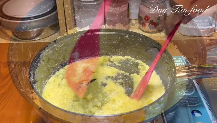 Prepare filling: Add 50g of sugar to the cooked green beans and cook over low heat until smooth. Optional: Add shredded coconut. (262.639)