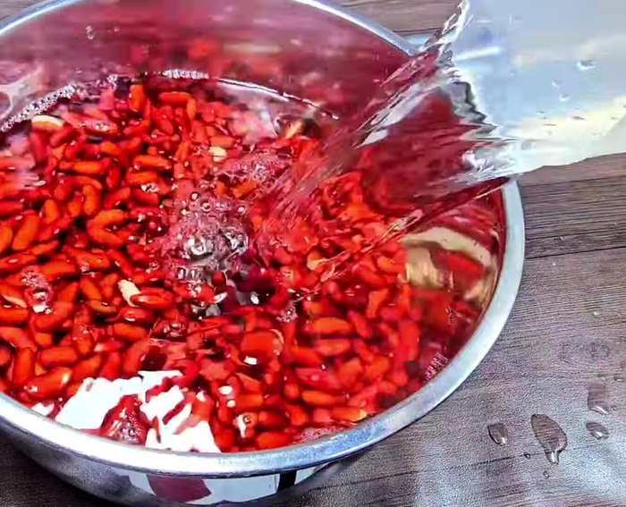 Cook the beans in 2 liters of water over high heat until boiling. Skim off any foam. Reduce heat to medium and cook until soft (but not mushy), about 30 minutes. Add water if needed to prevent dryness.