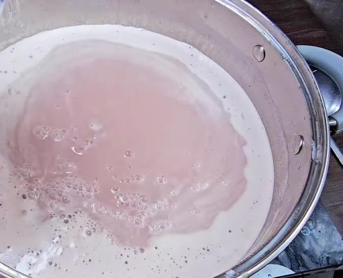 Once boiling, add the glutinous rice flour mixture and stir until well combined.