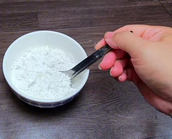 Mix glutinous rice flour with 100ml of water until dissolved. Set aside.