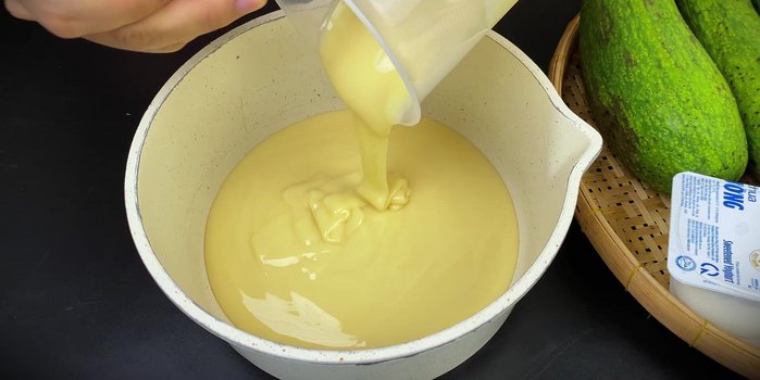 Combine 350-400ml condensed milk and 600ml unsweetened fresh milk in a pot. Heat on the stove until warm.