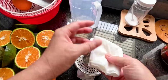Juice the oranges (use a paper towel to absorb excess oil from the peel to prevent bitterness).