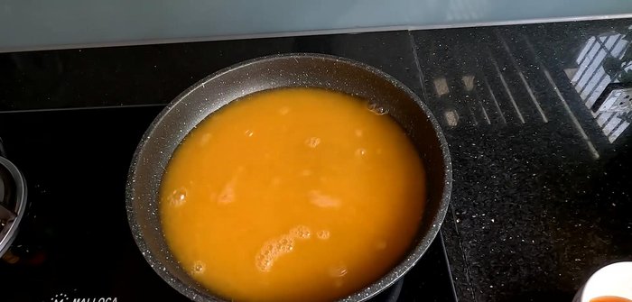 In a pan, combine the orange juice, rock sugar (120-150g), and honey (50-60g). Add a pinch of salt.