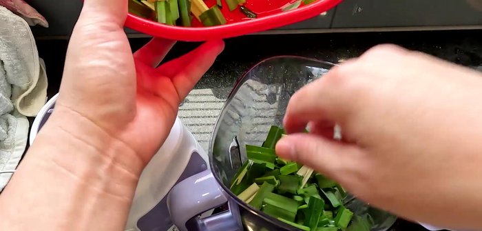 For the pandan jelly: Blend washed pandan leaves with 1 cup (400ml) of water until smooth. Strain the mixture through a sieve and refrigerate overnight to extract the essence. Use only the green pandan essence for the jelly.