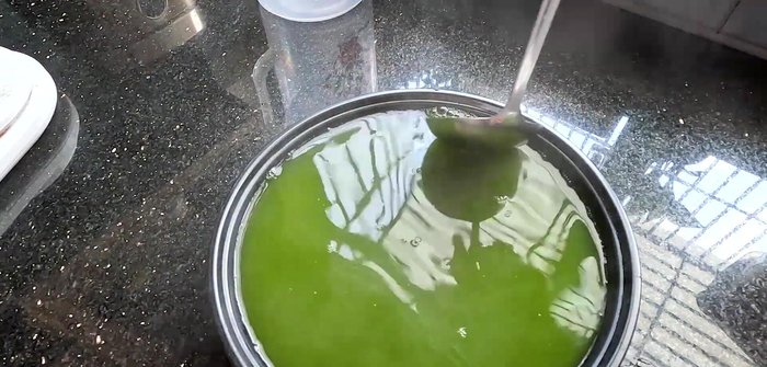 Once the jelly has set, cut it into cubes.