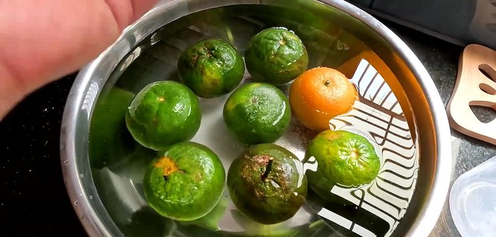Wash oranges thoroughly. Soak them in a basin of water with sugar and salt (3-4 tablespoons of sugar and 1 spoonful of salt) for 15-20 minutes. Then scrub the oranges until clean, paying extra attention to the American orange peel.