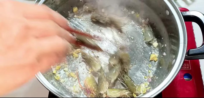 Add shrimp heads and stir-fry until they turn red to remove fishy smell. (249.599)