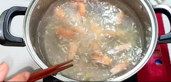 Add 1 liter of water, bring to a boil, then simmer for 2 minutes to extract sweetness from shrimp heads. Remove shrimp heads. (260.479)