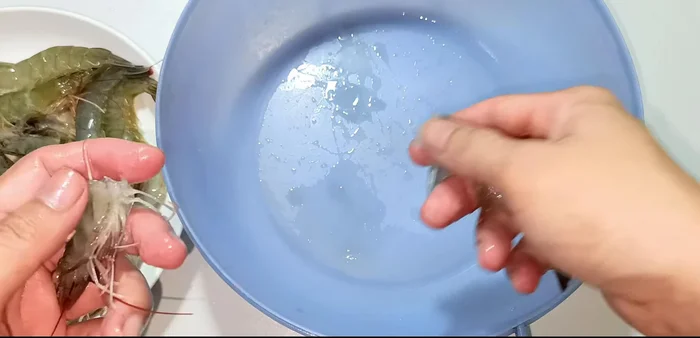 Prepare shrimp: remove heads and veins, then peel and wash. Keep the shrimp heads and bodies separate. (78.28)