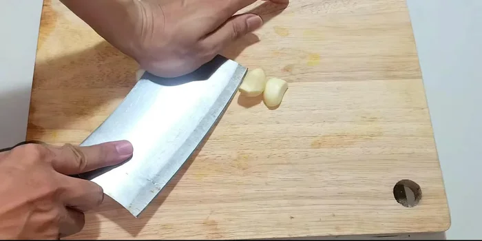 Prepare the ingredients: Chop garlic and green onions.