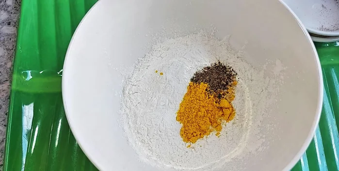 In a large bowl, combine crispy flour, vegetarian seasoning, turmeric powder, ground pepper, and water. Stir well. (Note: If using seasoned crispy flour, adjust seasoning accordingly.)