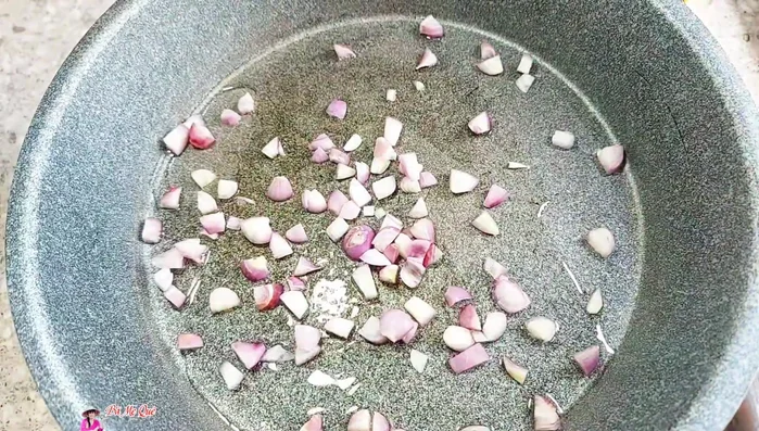 Heat cooking oil in a pan, add shallots and stir-fry for about 1 minute.