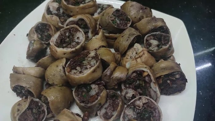 Mix pork blood with MSG, pepper, and chili (optional). The blood is already salty, so adjust the seasoning accordingly. The ratio of water to blood can vary from 1:2, 2:1, or 3:1, depending on the blood's saltiness.