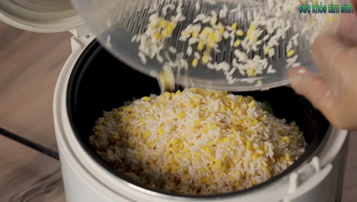 Add the washed sticky rice and beans mixture to the rice cooker.
