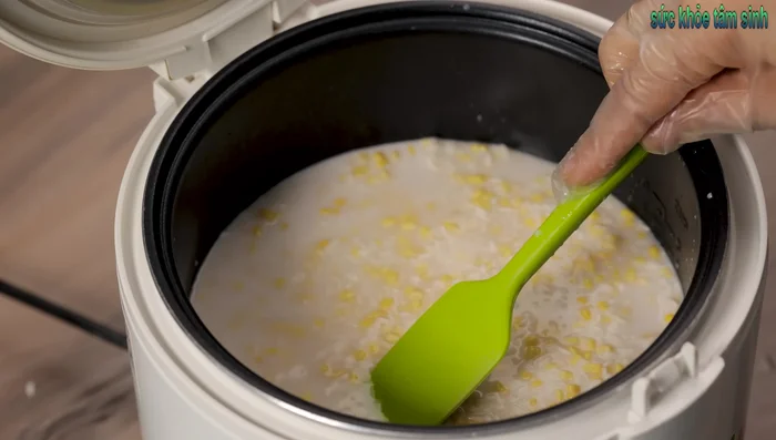 Stir evenly and ensure the water level just covers the sticky rice.