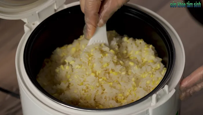 Open the lid after approximately 30 minutes. Garnish with salt, sesame seeds, peanuts, fried eggs, or ham.
