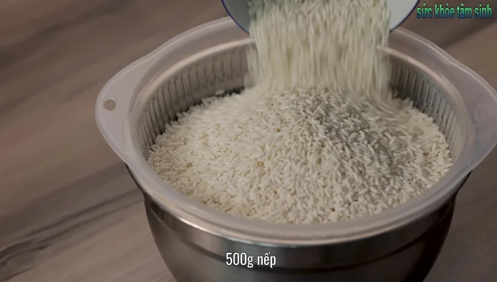 Wash the sticky rice with salt (to make it stickier and last longer). Rinse again with plain water to clean the rice and beans.