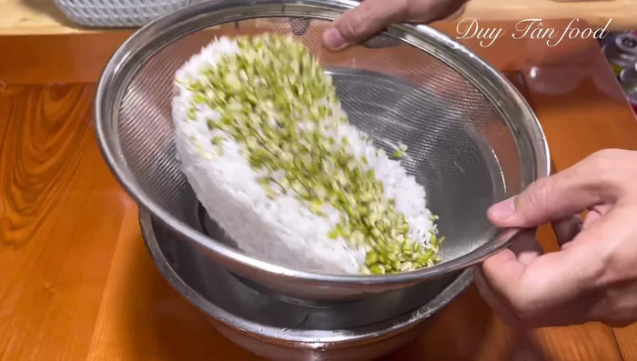 Combine sticky rice and mung beans, mix gently.