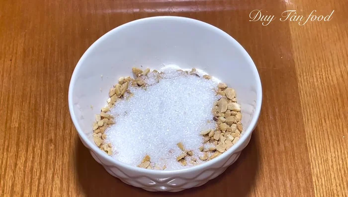 Prepare peanut salt: Crush peanuts, mix with sugar and salt (and sesame seeds if desired).