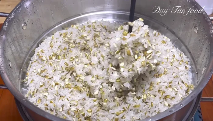 Once steamed, drain excess water from the sticky rice.